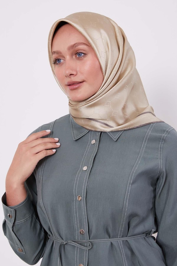 Krem Petek Desen Monogram İpek Eşarp