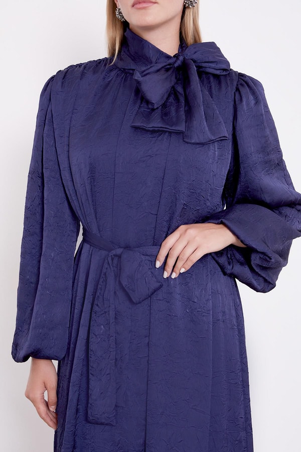 Lacivert Kuşak Detaylı Saten Kraş Elbise