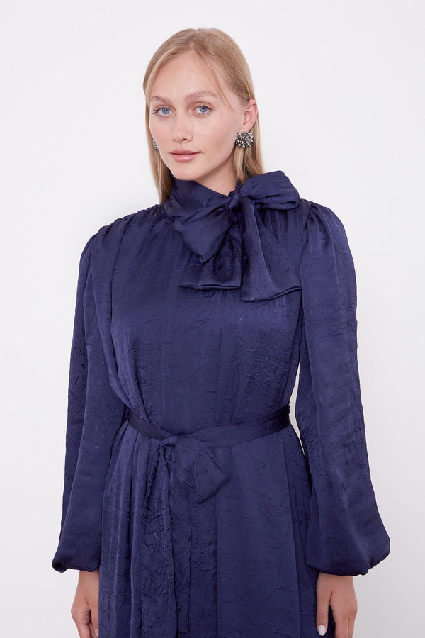 Lacivert Kuşak Detaylı Saten Kraş Elbise