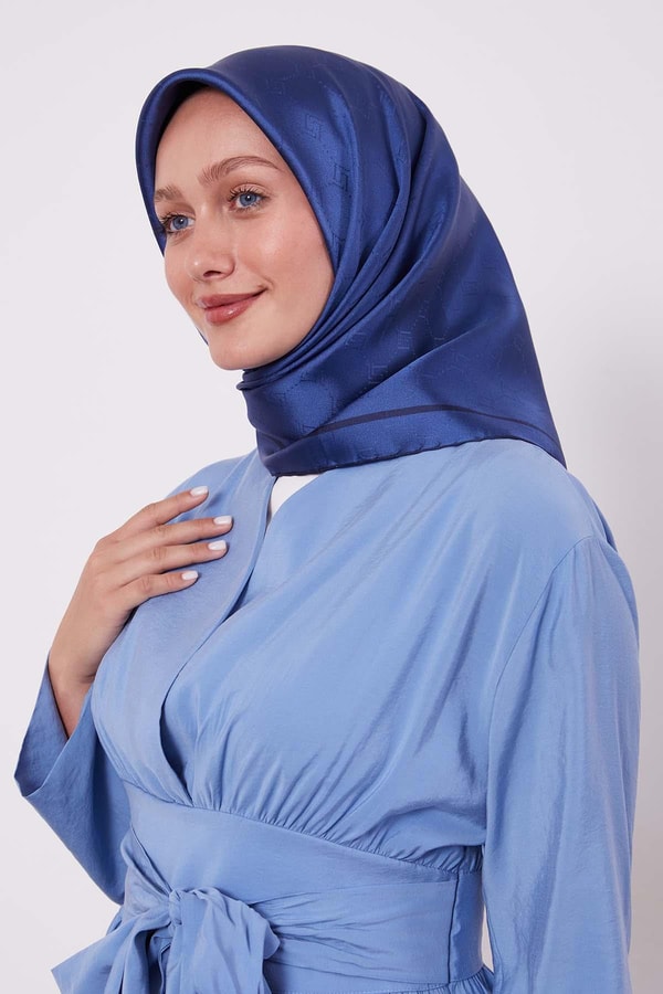 Lacivert Petek Desen Monogram İpek Eşarp