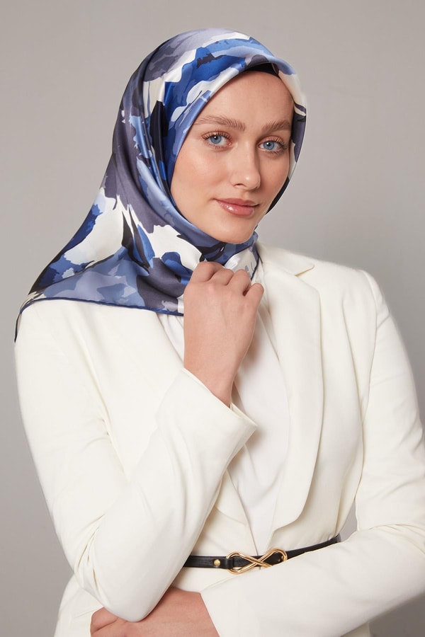 Lacivert Soyut Çiçek Desen Sura İpek Eşarp