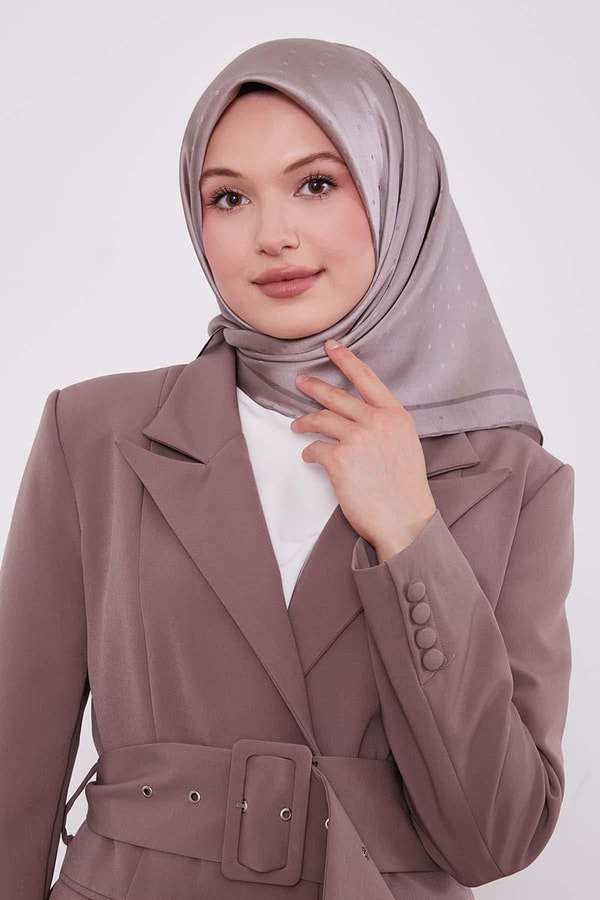 Latte Benek Desen Monogram İpek Eşarp