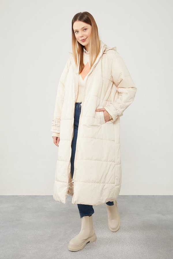 Bej Kapüşonlu Kapitone Uzun Mont