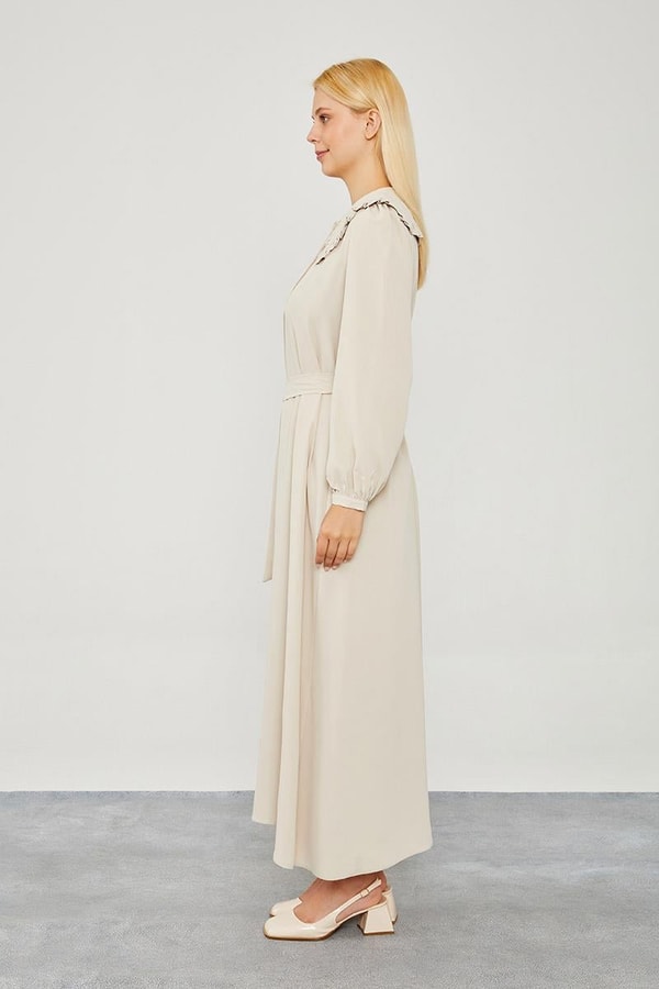 Bej Yakası Fırfır Detaylı Elbise
