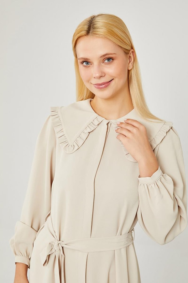 Bej Yakası Fırfır Detaylı Elbise