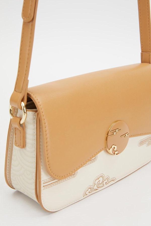 Krem Kabartma Desenli Omuz Çantası