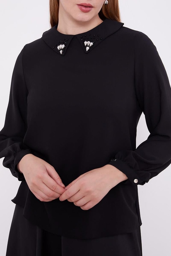 Siyah Yaka İşlemeli Bluz