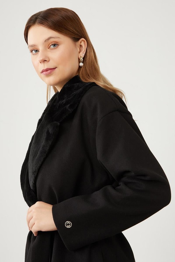Siyah Peluş Detaylı Kaşe Kaban
