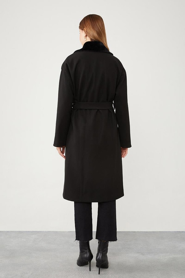 Siyah Peluş Detaylı Kaşe Kaban