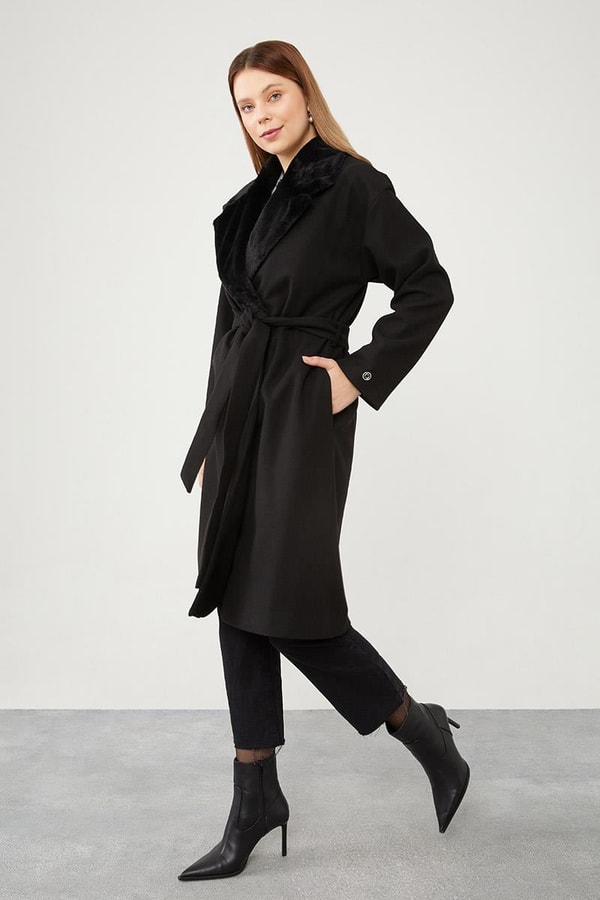 Siyah Peluş Detaylı Kaşe Kaban