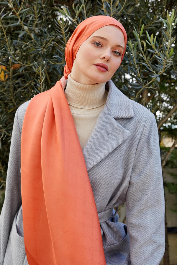 Yavruağzı Petek Desen Monogram İpek Şal