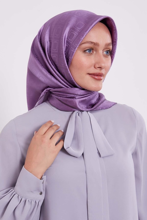 Lila Baklava Desen Monogram İpek Eşarp