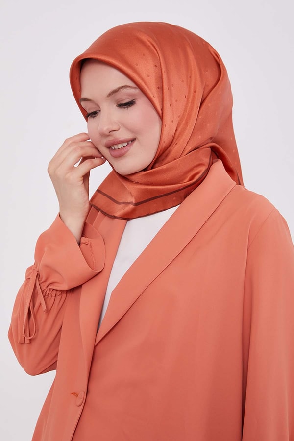 Nar Çiçeği Benek Desen Monogram İpek Eşarp