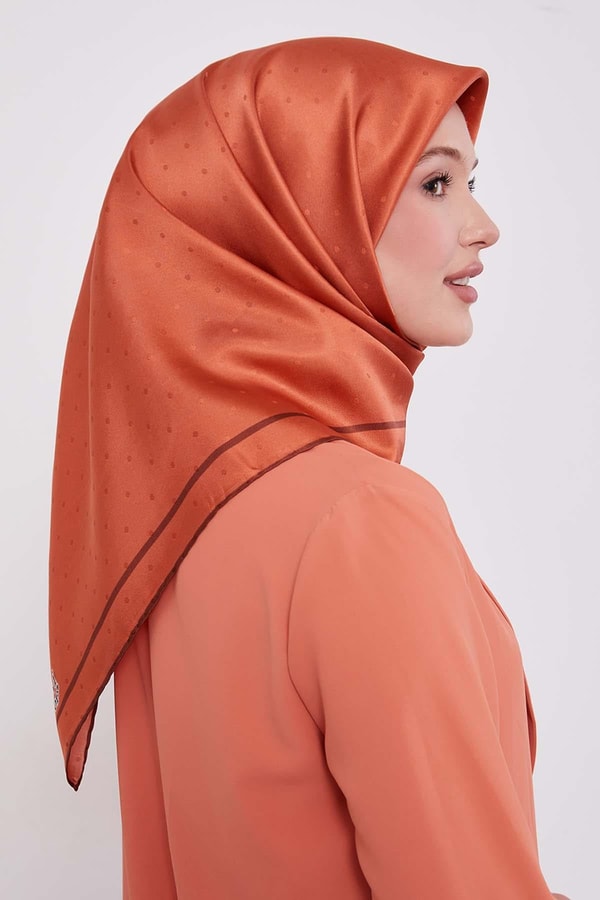 Nar Çiçeği Benek Desen Monogram İpek Eşarp