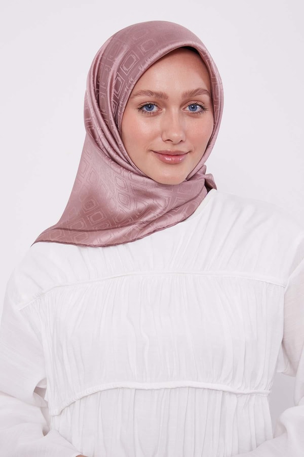 Pembe Baklava Desen Monogram İpek Eşarp