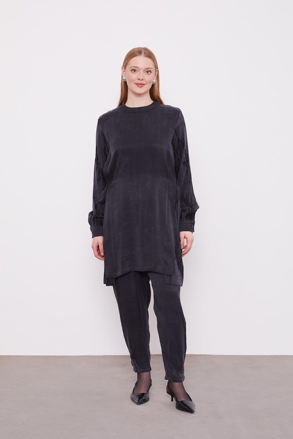 Siyah Bel Bağlama Detaylı Parlak Gürünümlü İkili Takım