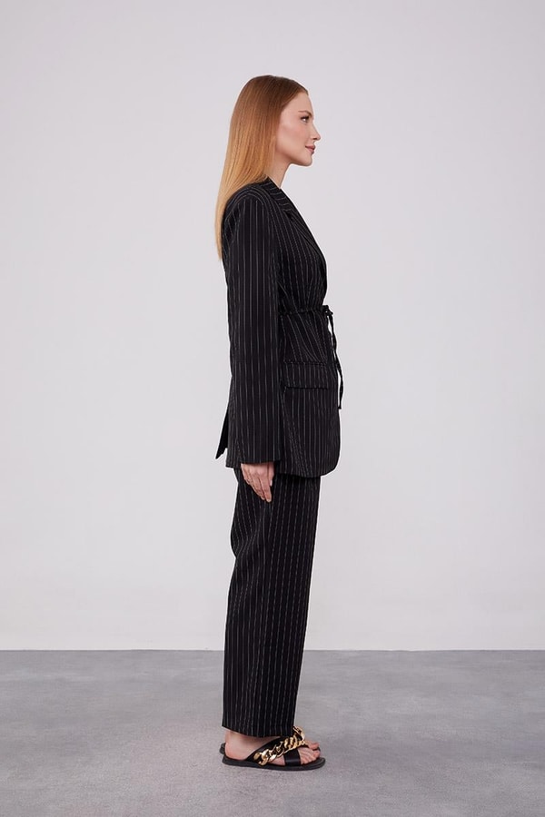 Siyah Belden Bağlamalı Çizgili Pantolonlu Takım
