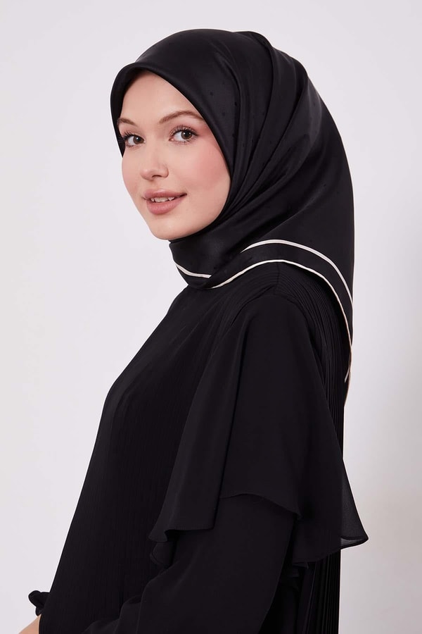 Siyah Benek Desen Monogram İpek Eşarp