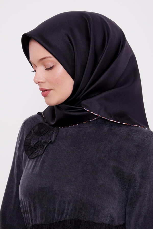 Siyah Benekli Twill İpek Eşarp
