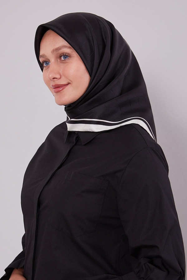 Siyah - Beyaz Kenar Şeritli Monogram İpek Eşarp