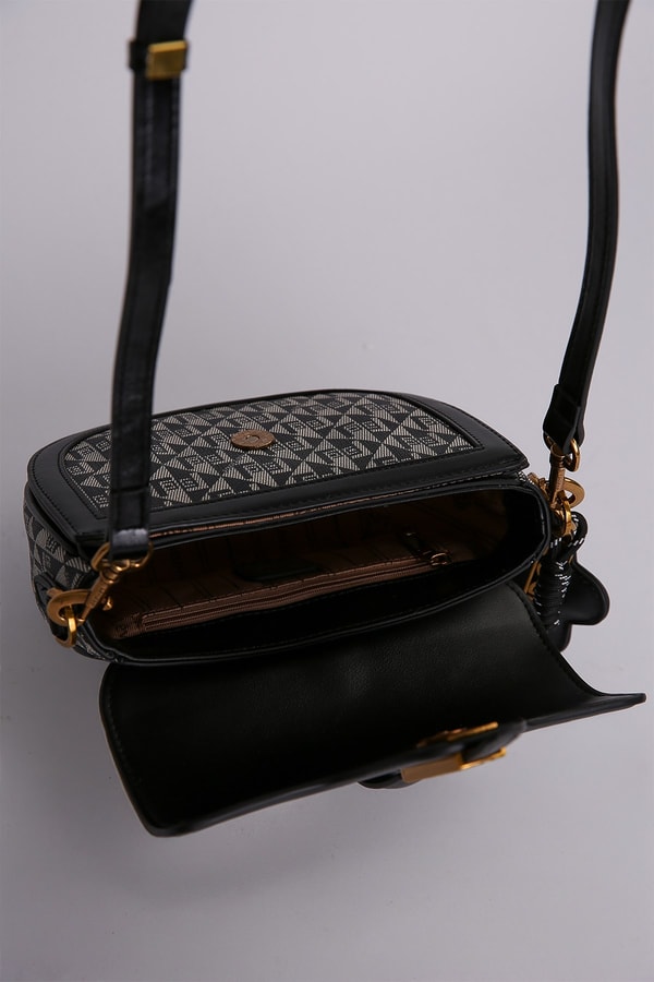 Siyah Charmlı Desenli Çapraz Omuz Çantası