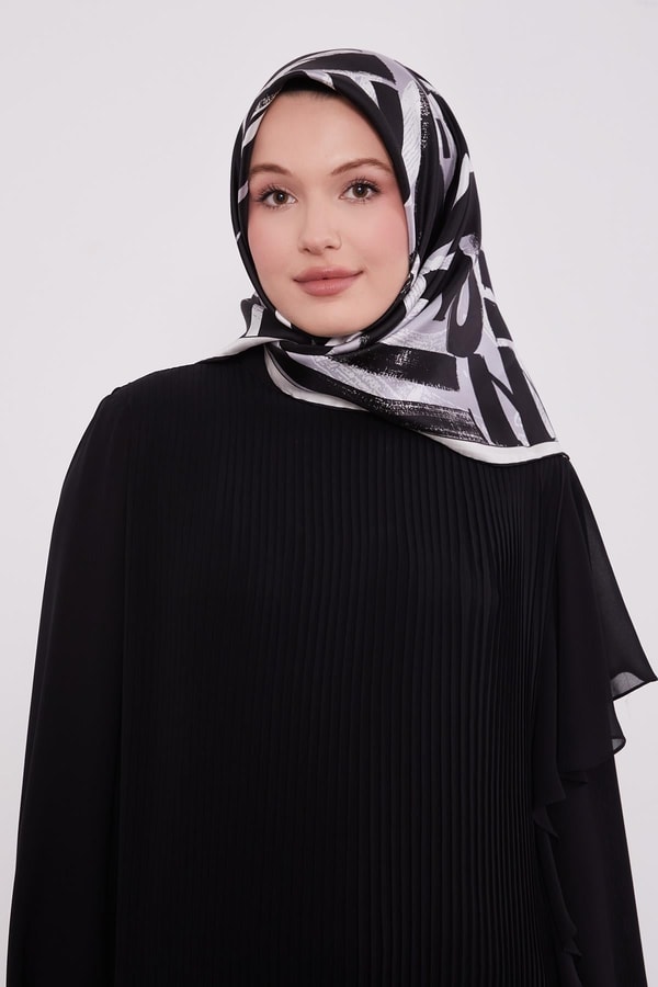 Siyah Harf Baskılı Twill İpek Eşarp