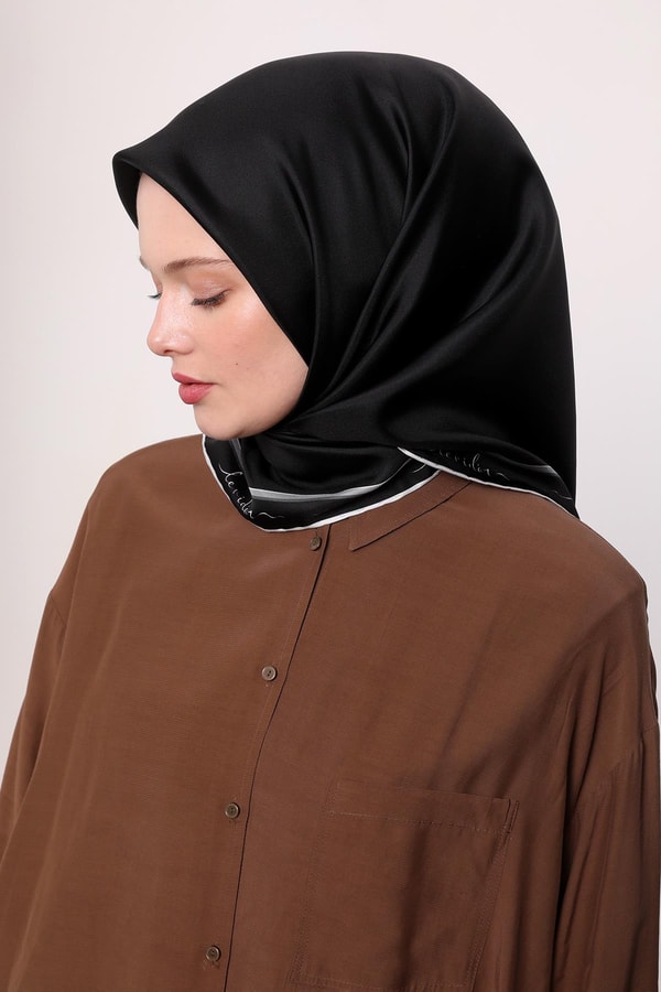 Siyah İmza Desen Twill İpek Eşarp