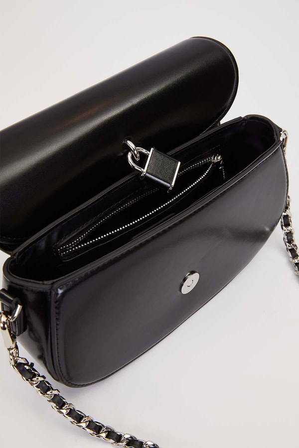 Siyah Kilit Aksesuar Detaylı Omuz Çantası