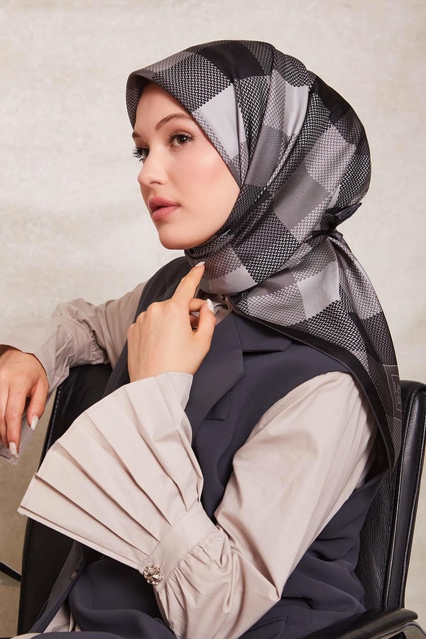 Siyah Noktalı Kareli Twill İpek Eşarp