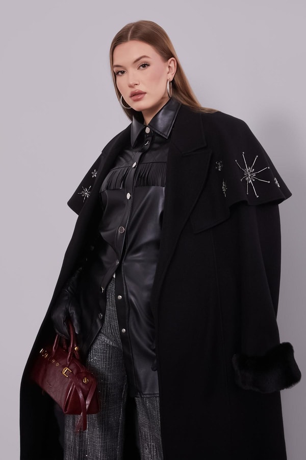 Siyah Pelerin Detaylı Kaban