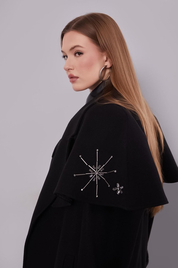 Siyah Pelerin Detaylı Kaban