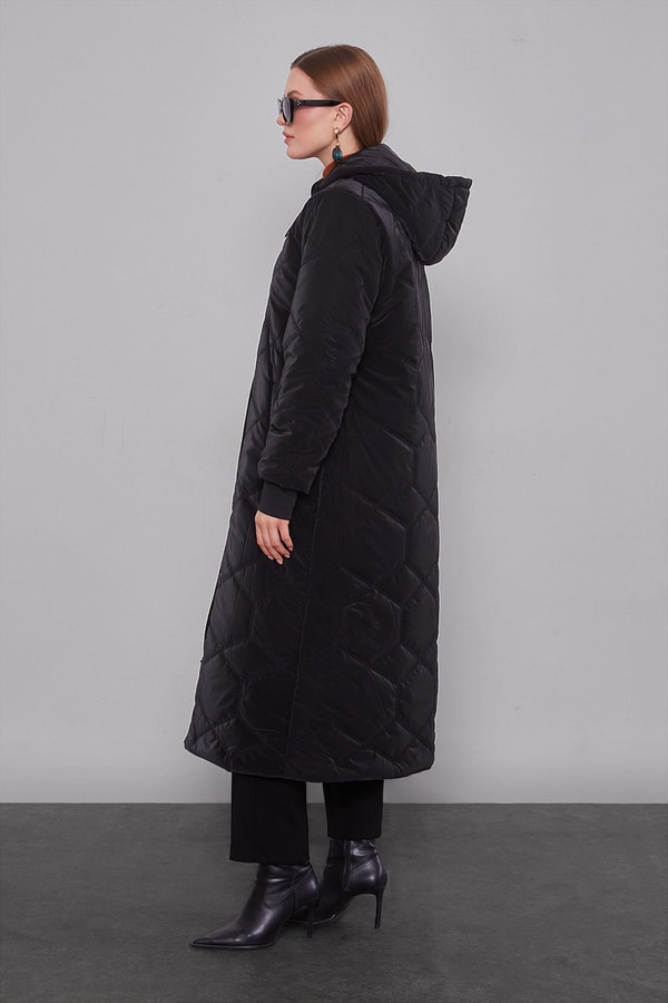 Siyah Şapkalı Kapitone Detay Mont