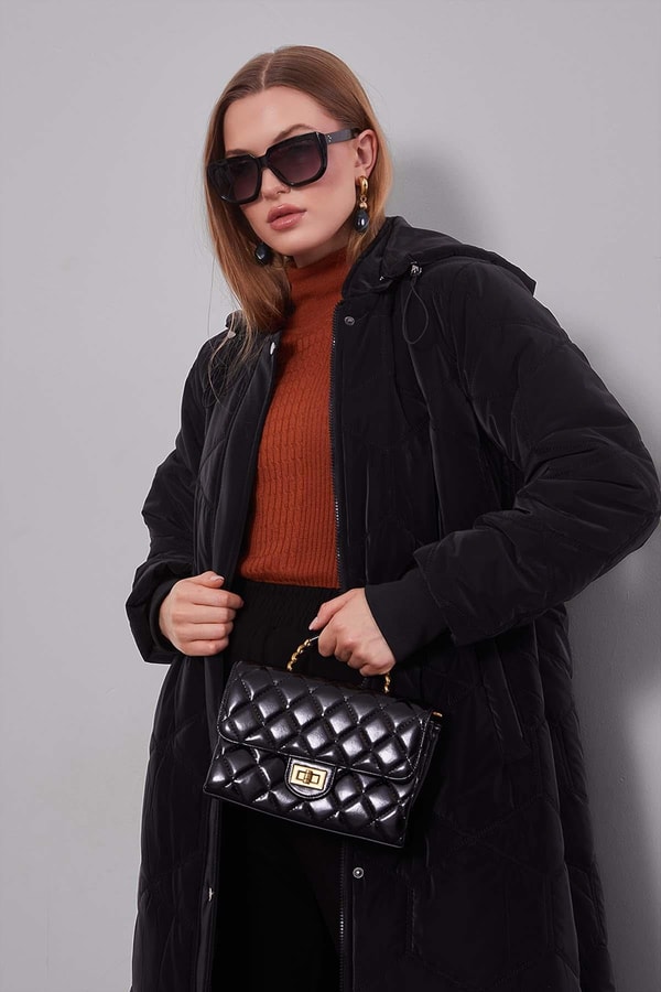 Siyah Şapkalı Kapitone Detay Mont