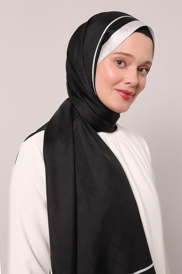 Siyah Şerit Detay Monogram İpek Şal