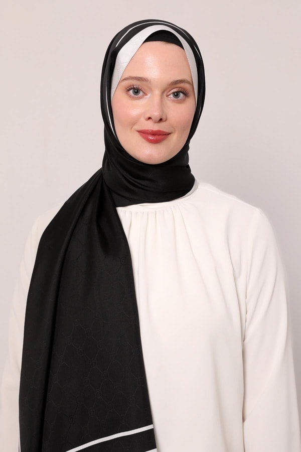 Siyah Şerit Detay Monogram İpek Şal