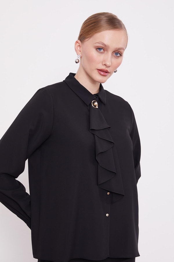 Siyah Yakası Fular Broş Detaylı Bluz