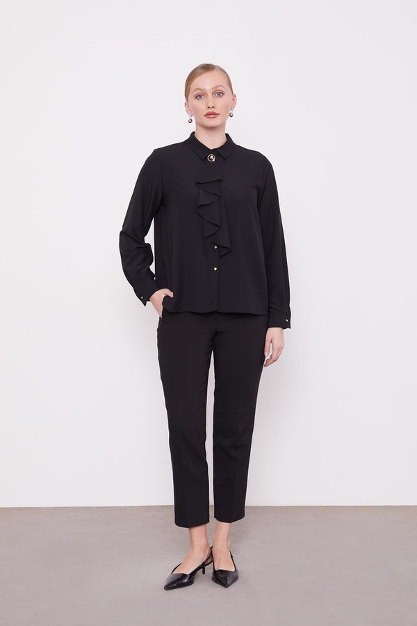 Siyah Yakası Fular Broş Detaylı Bluz