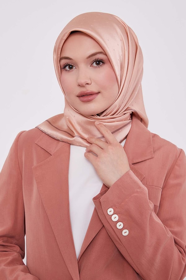 Somon Benek Desen Monogram İpek Eşarp