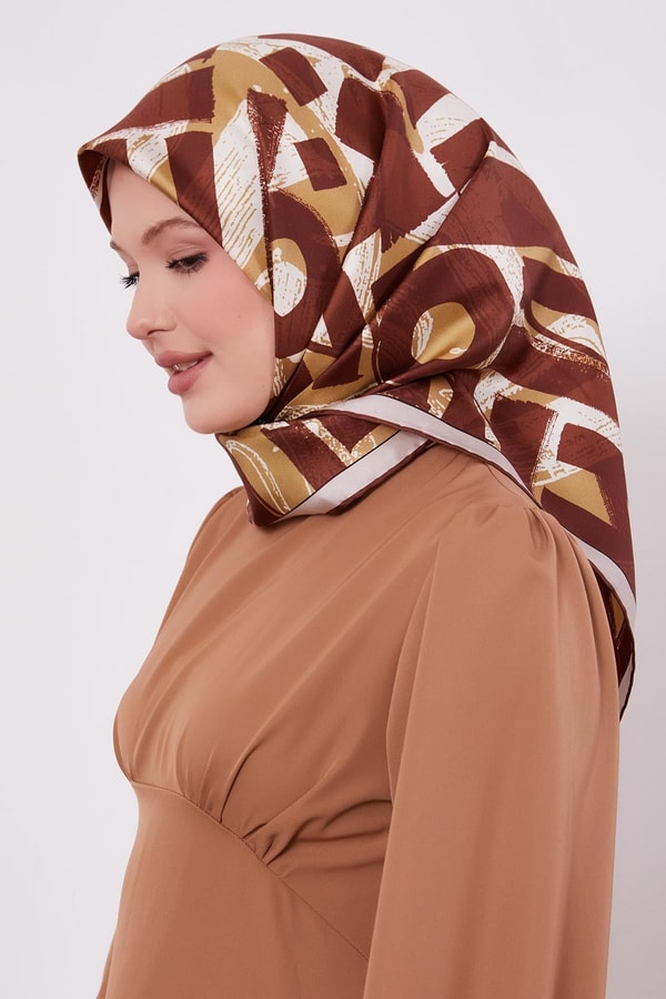 Tarçın Harf Baskılı Twill İpek Eşarp
