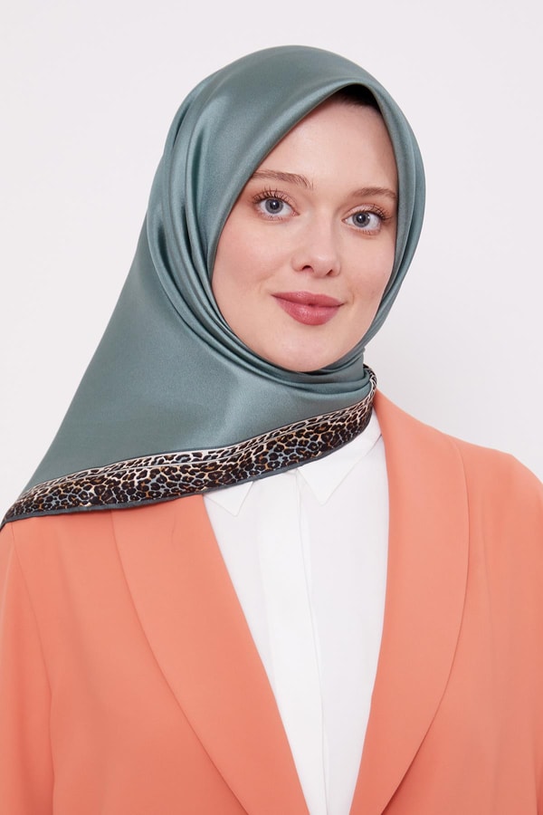 Yosun Yeşili Şerit Leopar Desen Twill İpek Eşarp