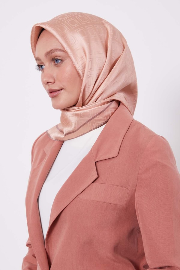 LevidorA.Pembe Baklava Desen Monogram İpek Eşarp