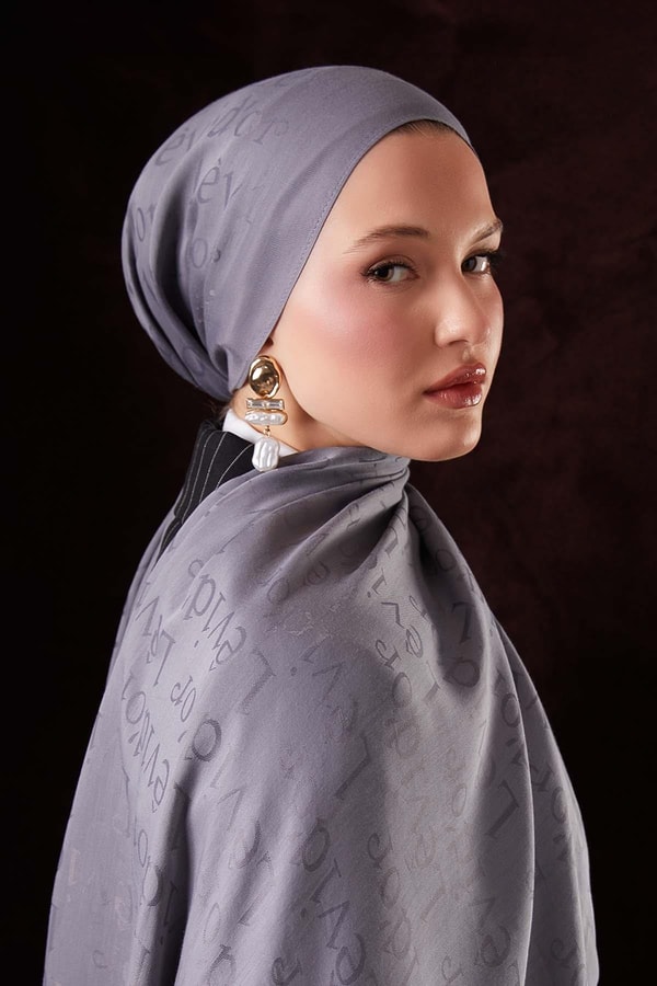 LevidorA.Gri Yazı Baskılı Naia Jakar Şal