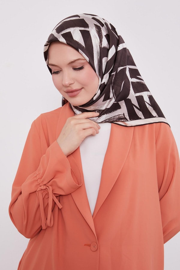 LevidorAcı Kahve Harf Baskılı Twill İpek Eşarp