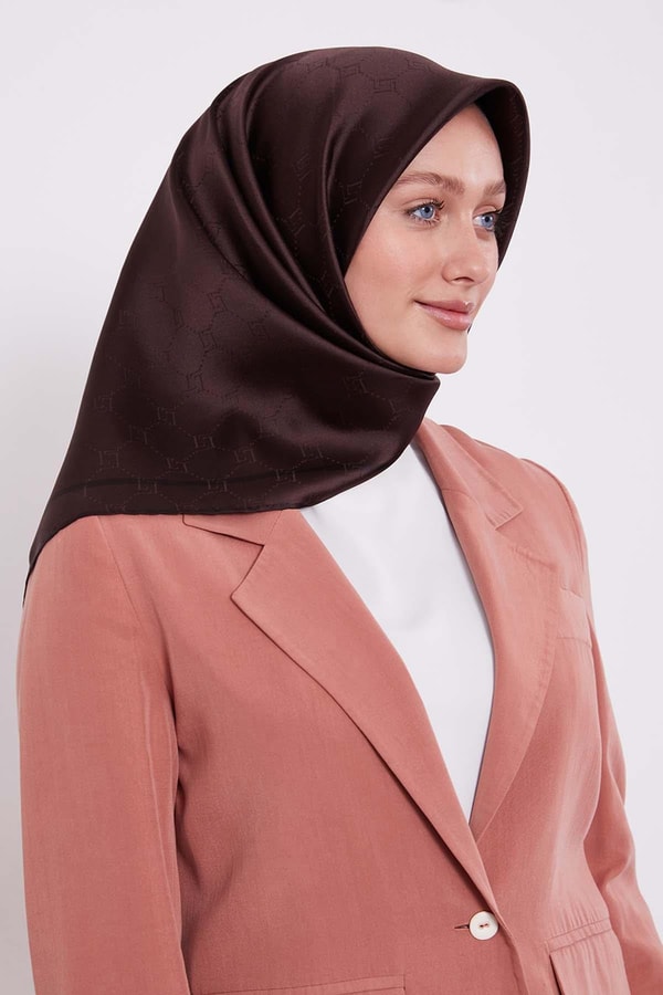 LevidorAcı Kahve Petek Desen Monogram İpek Eşarp