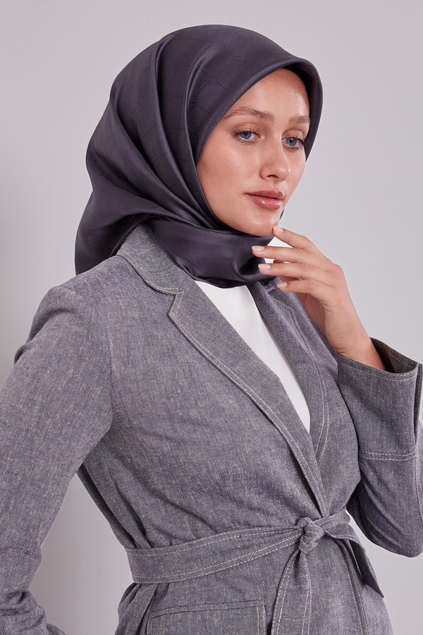 LevidorAntrasit Kenar Şeritli Monogram İpek Eşarp