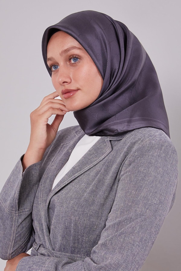 LevidorAntrasit Kenar Şeritli Monogram İpek Eşarp