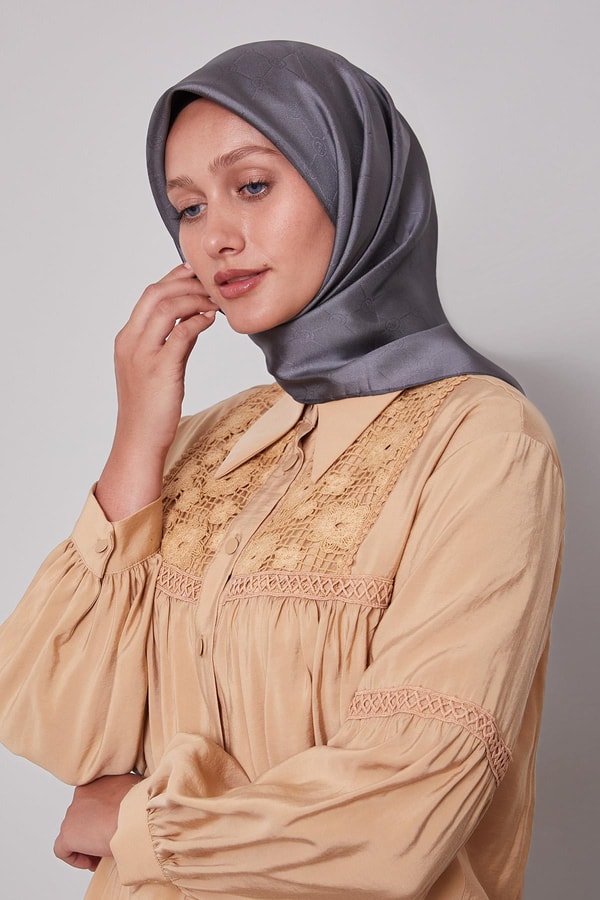 LevidorAntrasit L Desen Monogram İpek Eşarp