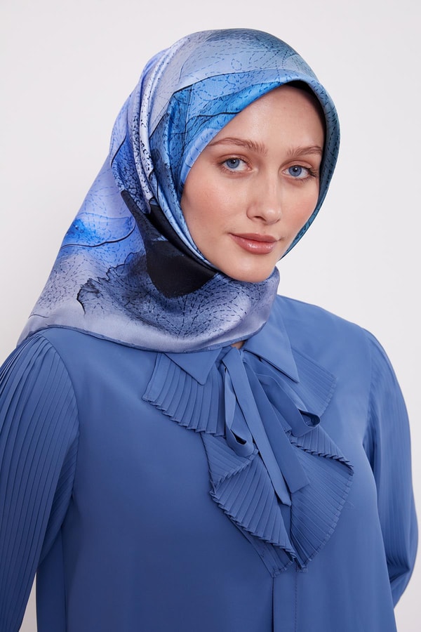 LevidorBebe Mavisi Kesik Çiçek Desen Twill İpek Eşarp