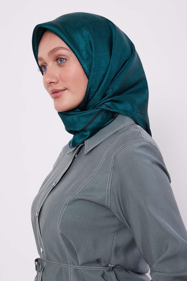 LevidorBenetton Baklava Desen Monogram İpek Eşarp