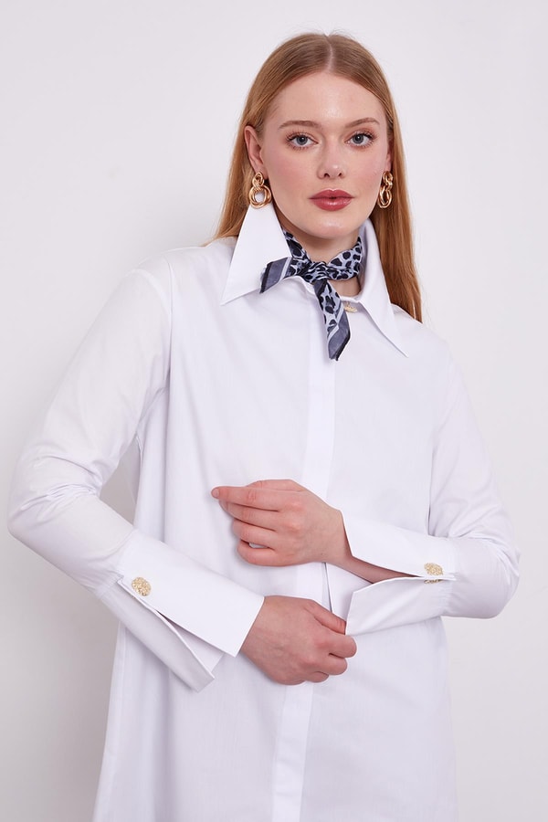 LevidorBeyaz Broş Düğme Detaylı Gömlek